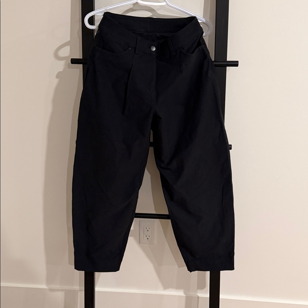 lululemon City Sleek Mid-Rise Barrel-Leg Pant
Light Utilitech $40